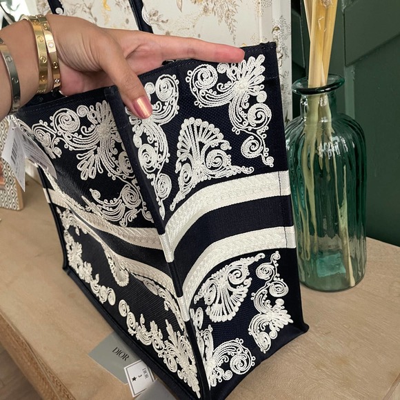 ❌SOLD❌NEW CHRISTIAN DIOR Canvas Embroidered Cornely Book Tote Blue White Large - Picture 4 of 14